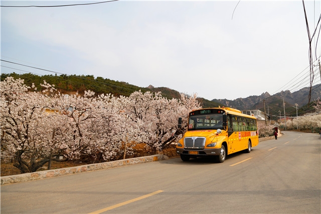 開往春天的校車｜7年50000多公里，中通校車安全服務(wù)山區(qū)學(xué)童
