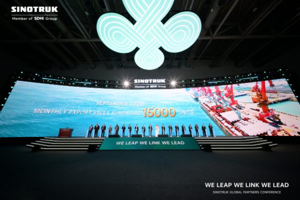 且向潮頭再揚(yáng)帆！中國(guó)重汽重卡單月出口1.5萬(wàn)輛，再次刷新行業(yè)紀(jì)錄