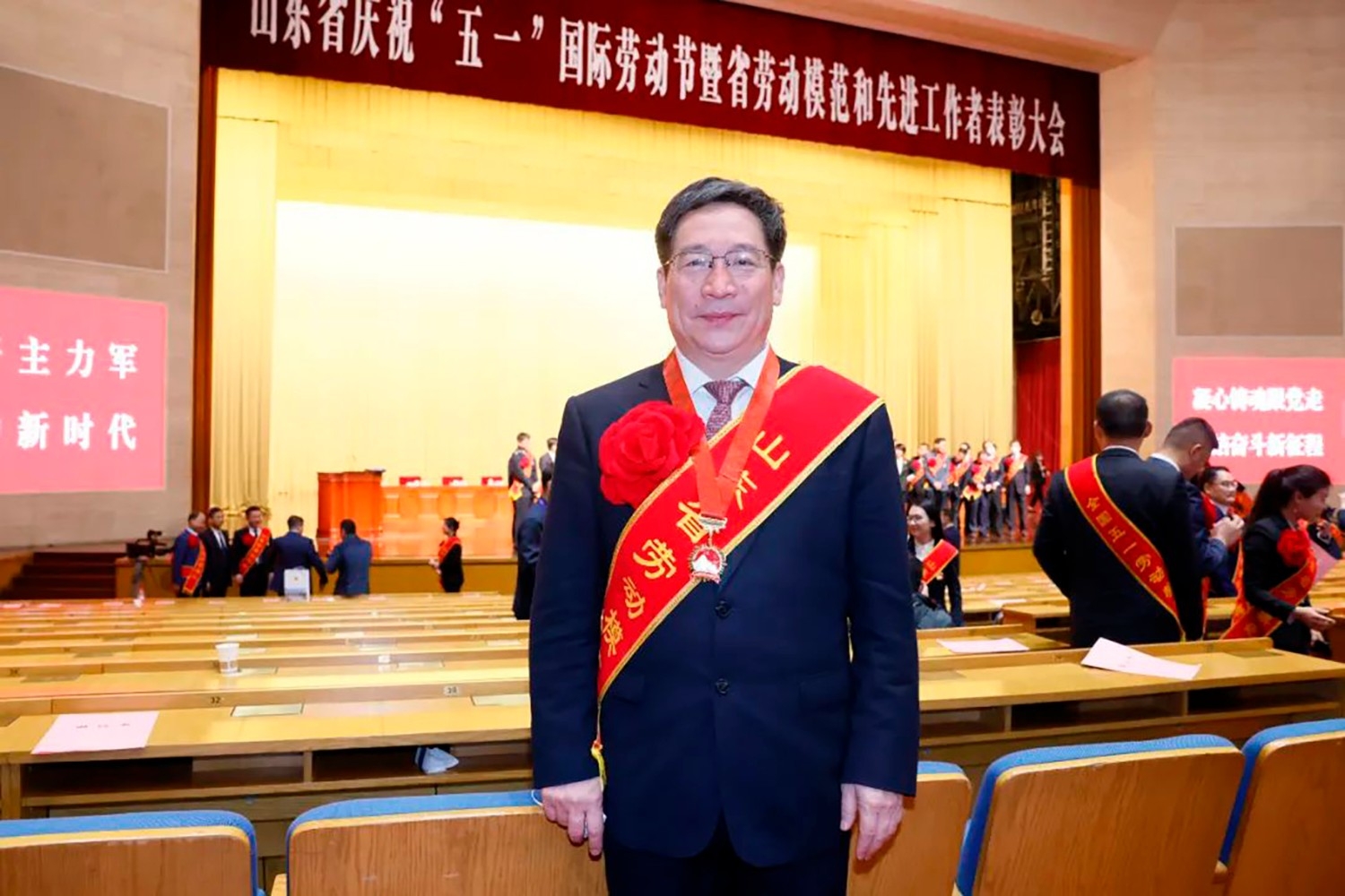 喜報(bào)！李永勝董事長(zhǎng)被授予“山東省勞動(dòng)模范”稱號(hào) 受省委、省政府表彰 (5)